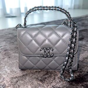 CHANEL silver lambskin quilted top handle chain handbag